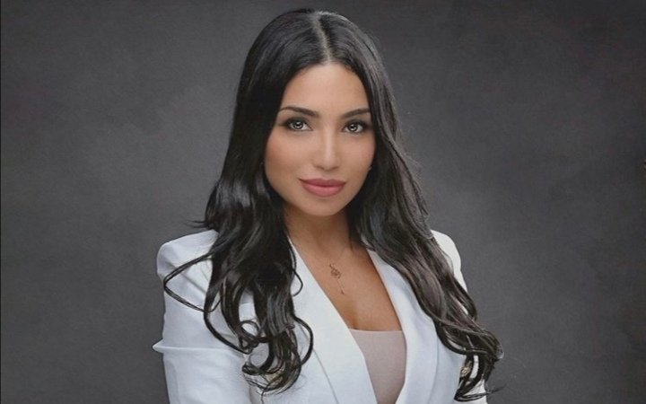 سيدة الأعمال ريناتا بإطلالة رسمية