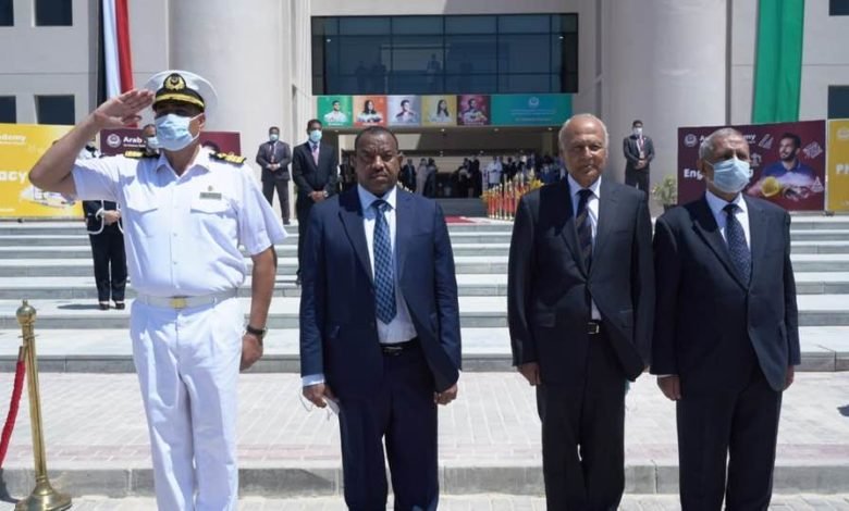 السفير الدكتور كمال حسن علي الأمين العام المساعد للشؤون الاقتصادية بالجامعة العربية، والوزير المفوض محمد خير مدير إدارة المنظمات بالجامعة العربية يشهدان على توقيع هذا المرسوم !