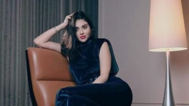 الفنانة العربية مريم حسين تتألق بالزي المخملي