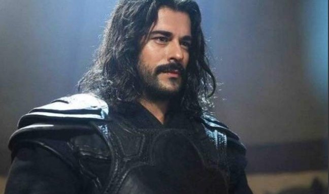 بوراك أوزجيفيت يتسلم جائزة أفضل ممثل تركي لعام 2020 من الرئيس التركي