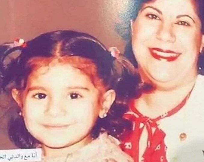 حليمة بولند بصورة من طفولتها