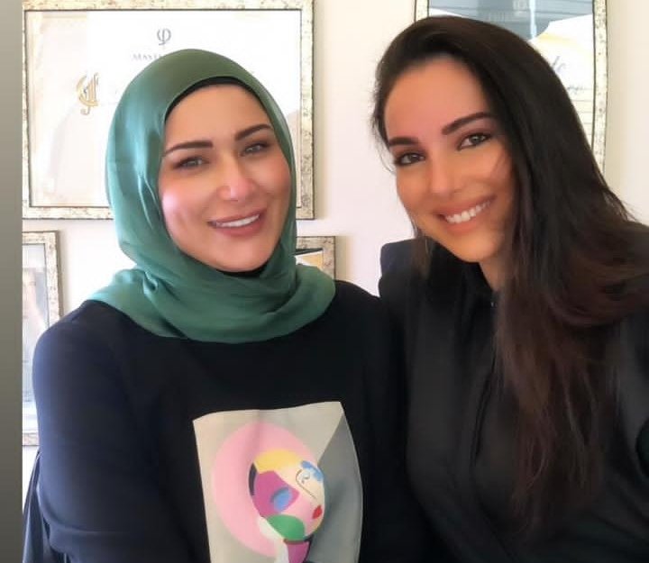 خبيرة التاتو هدى داغر تستضيف الإعلامية ساشا دحدوح في مركزها
