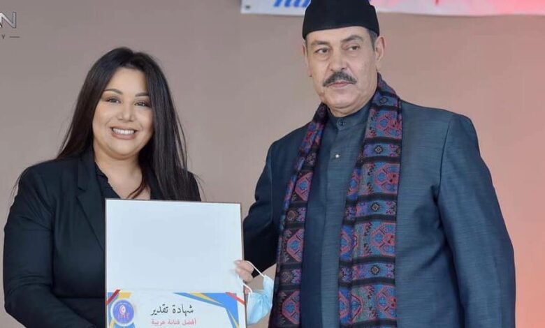 لطفي بوشناق يسلم جائزة الاتحاد التونسي للشغالين الشبان للنجمة يسرا محنوش