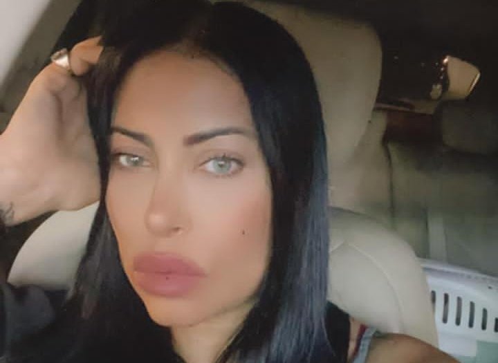 الإعلامية نورا الأكرمي المعروفة بـ”نورة العكرمي” تكشف الستار عن غلاف مجلتها الجديد