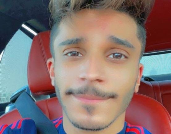 محمد ناصر الشامسي المعروف ب ميتو يبرع بشخصية أم محمد
