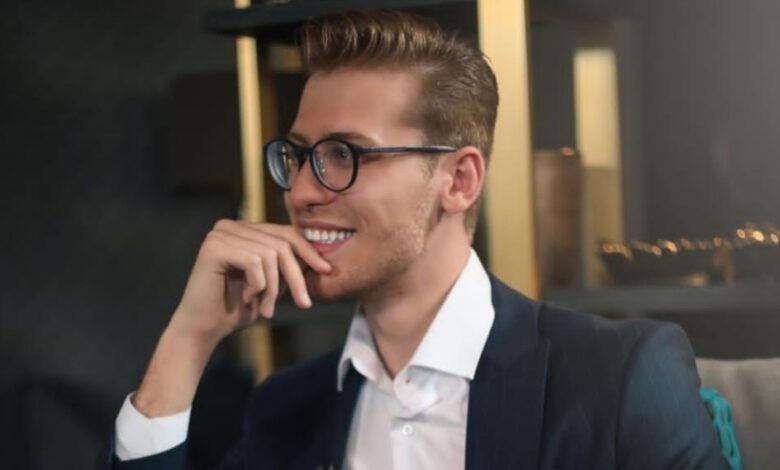 بعد عمله كصحفي ومراسل أخبار فنية.. الإعلامي علي ياسين يقدم برنامجه الخاص على قناة الجديد