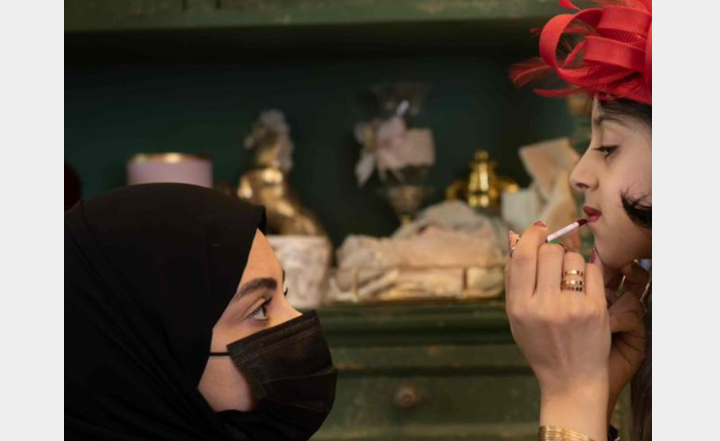 مصممة الأزياء السعودية زهرة الخليفة في حديث جديد