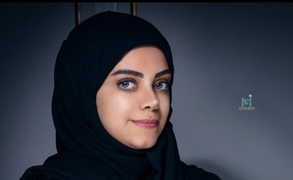 مصممة الأزياء زهره الخليفة صاحبة علامة “دللي مولودك” التجارية