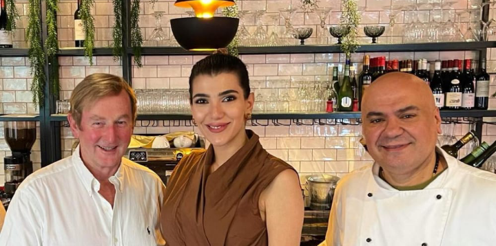 “Anwaar Abu Hamdan” تخطف الأنظار الى جانب سياسي إيرلندي شهير