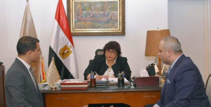 وزيرة الثقافة المصرية تضع اللمسات النهائية لإطلاق مشروع سينما الشعب
