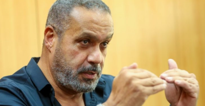 جمال العدل يفجر مفاجأة من العيار الثقيل لمحبي عمرو دياب