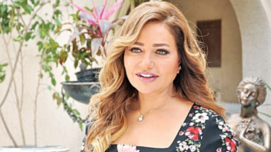 ليلى علوي تفاجئ الجمهور وتظهر بالحجاب
