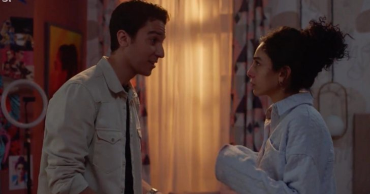 نور النبوي يتسلل الى غرفة نوم سلمى أبو ضيف في راجعين يا هوى