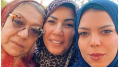 ناهد السباعي بإطلالة جديدة مع والدتها وشقيقتها