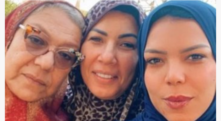 ناهد السباعي بإطلالة جديدة مع والدتها وشقيقتها