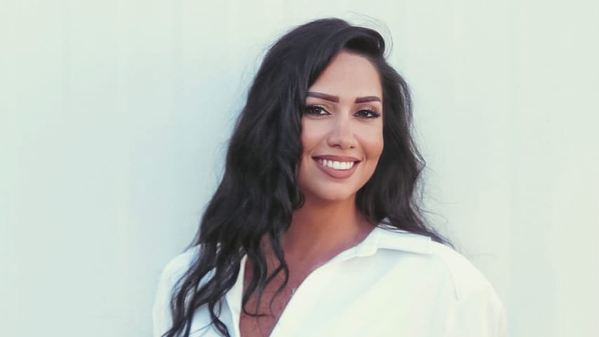 من هي الفنانة اللبنانية كريستيل الملاح؟
