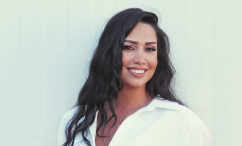 من هي الفنانة اللبنانية كريستيل الملاح؟