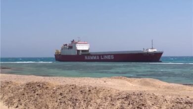 تعويم سفينة جانحة بخليج السويس…