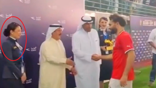 صلاح يضع مضيفة في موقف محرج في الكويت