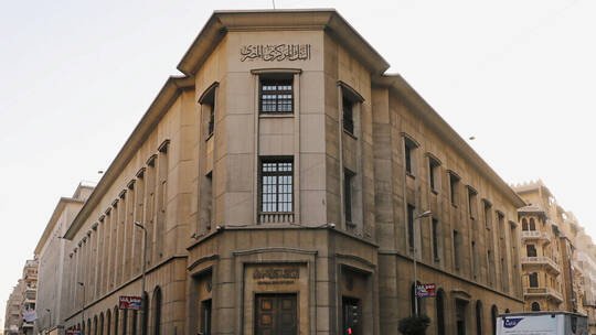 البنك المركزي المصري يقيد استخدام بطاقات السحب خارج مصر لغير المغادرين