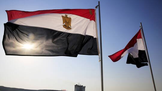 قناة السويس تصدر بيانا بعد جنوح سفينة ضخمة