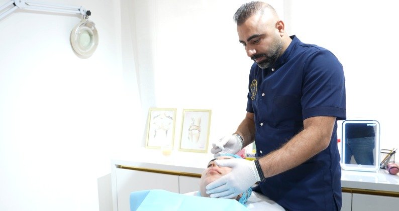 الدكتور حسن ناصرالدين يشرح الفرق بين الفيلر التقليدي والشفاه الروسية