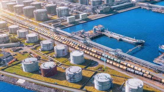 ارتفاع مخزونات النفط الخام في أميركا وتراجع البنزين ونواتج التقطير