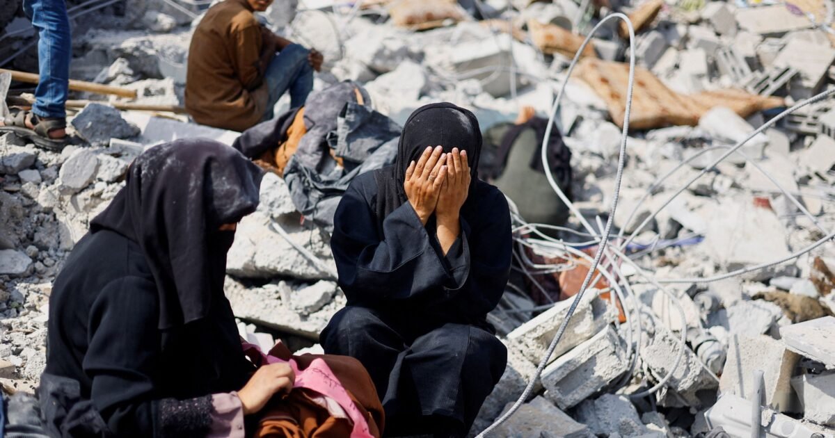مقتل أب وطفلته في غارة بغزة وفق مسؤولين صحيين والهدنة معرضة للاختبار