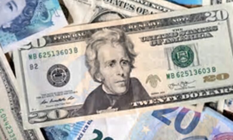 الدولار يرتفع والأسواق تترقب أول رفع للفائدة الأميركية منذ أكثر من عامين