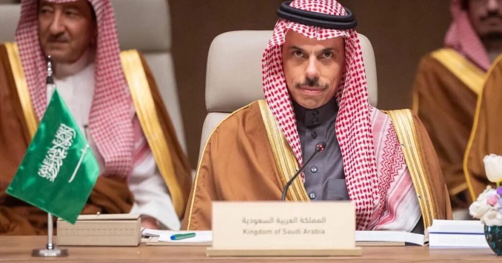 الحوثيون يعلنون استهداف مطار الرياض وتحذير لواشنطن من التدخل