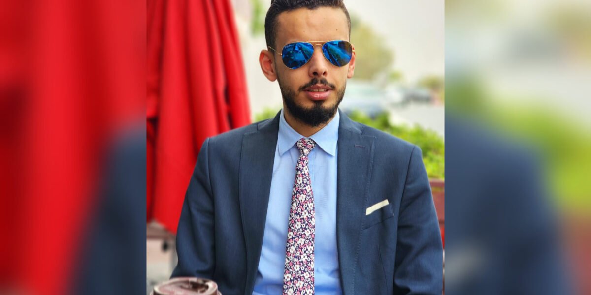 آدم حموري بين قطاع الخدمات والمال
