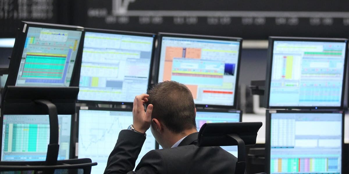 أسهم أوروبا تتراجع بسبب توترات فرنسا ومخاوف من استقلالية المركزي الأميركي