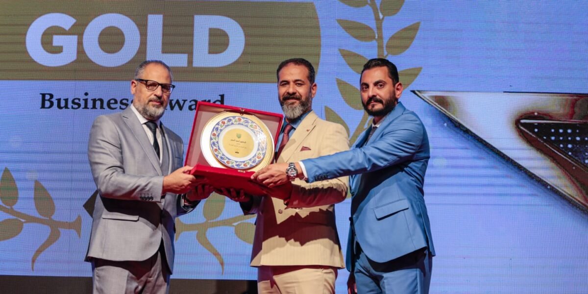 الدكتور أحمد أسمر يفوز بالجائزة الذهبية لرجال الاعمال كأفضل رجل أعمال في الشرق الاوسط