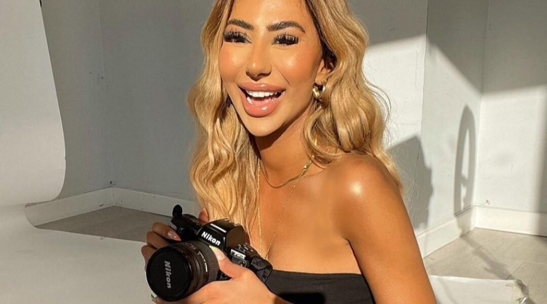 خبيرة المكياج العالمية “جينا بادين/ Gina Badhen” تتألق بمكياج بسيط.. والمتابعون يعلقون!