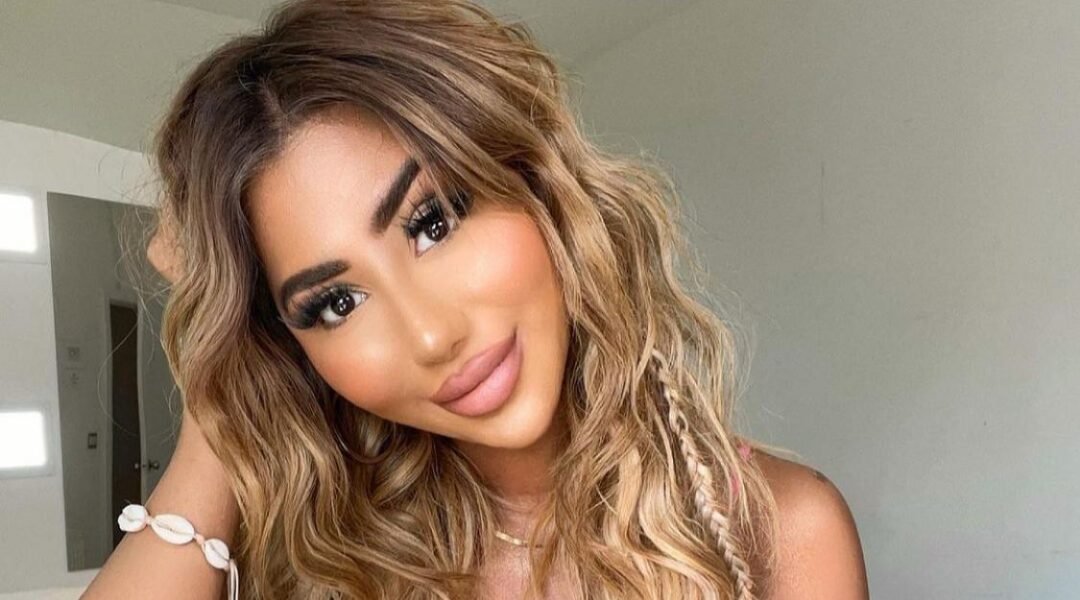 خبيرة المكياج العالمية “جينا بادين/ Gina Badhen” تشارك المتابعين نصائح حول المكياج والعناية بالبشرة