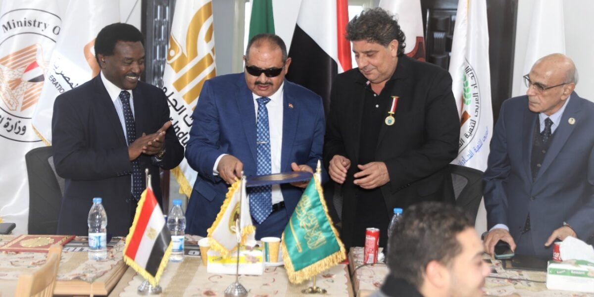د.بسام فرشوخ رئيس الاتحاد العربي لتمنية الصادرات والصناعات الجلدية بالملتقى الاقتصادي بجامعة الدول العربية يقوم بإنجاز صناعي إقتصادي في القاهرة