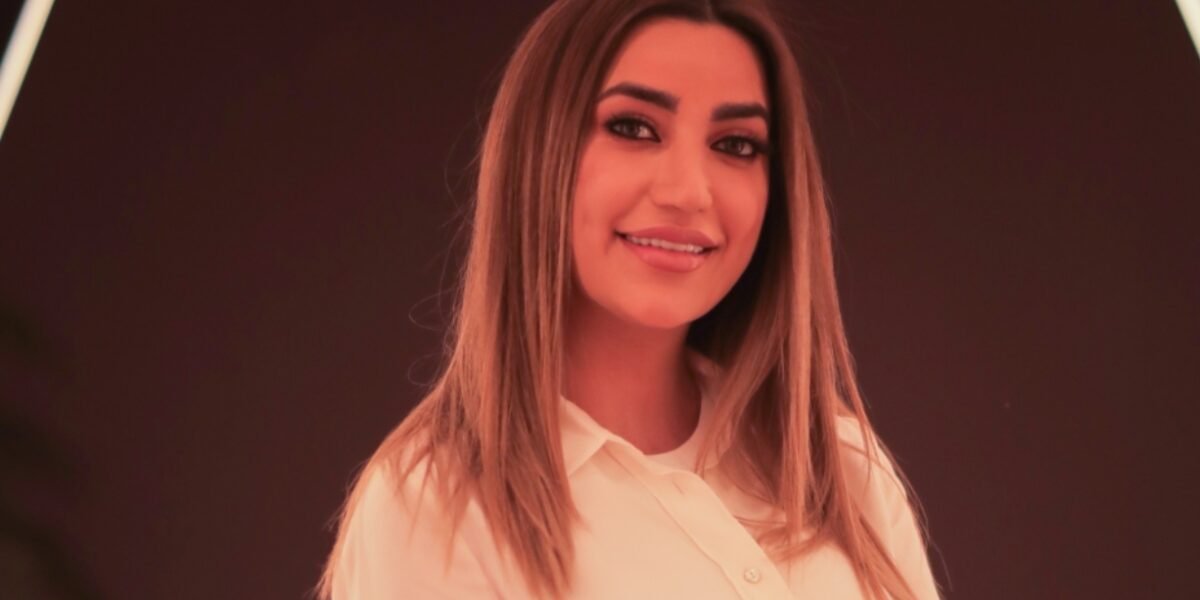عبر جلسات وايت لمى شريف تطلق أغنية بس