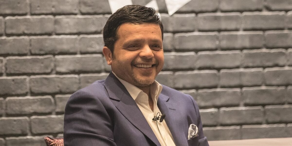 محمد هنيدي يوضح تفاصيل الخلاف المزعوم مع عادل إمام ويؤكد حسن علاقتهما