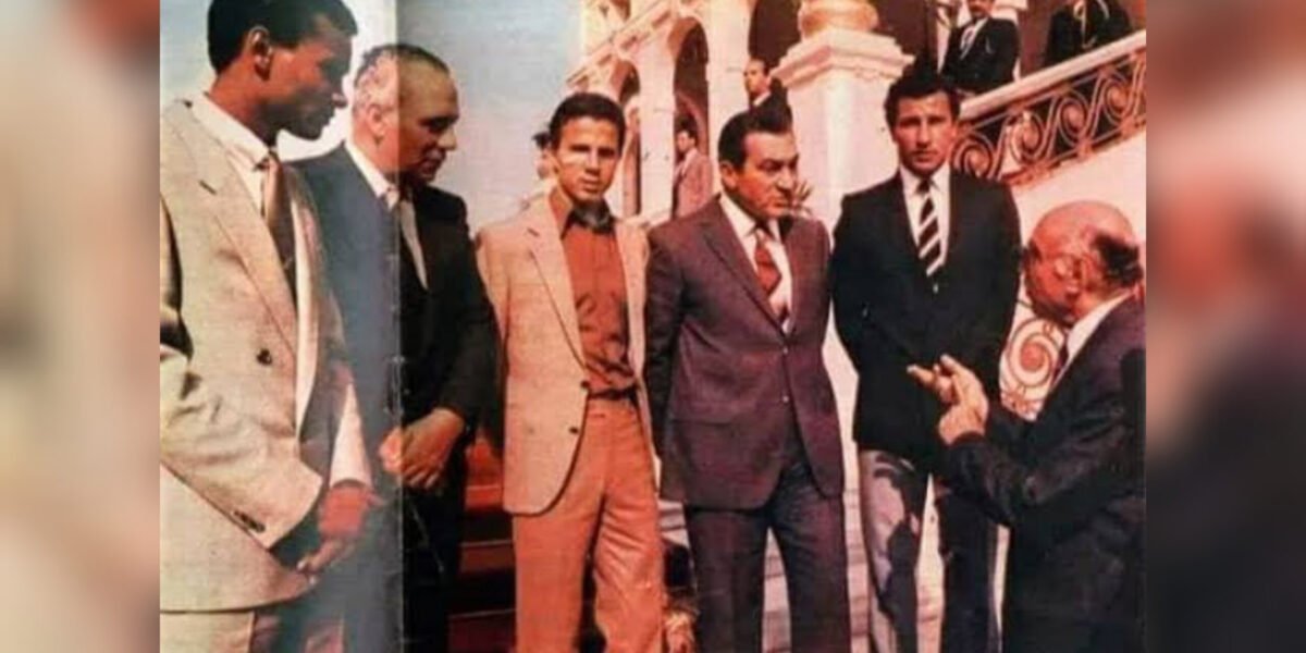 نجل مبارك ينشر صورة لوالده مع أحد أساطير كرة القدم في مصر