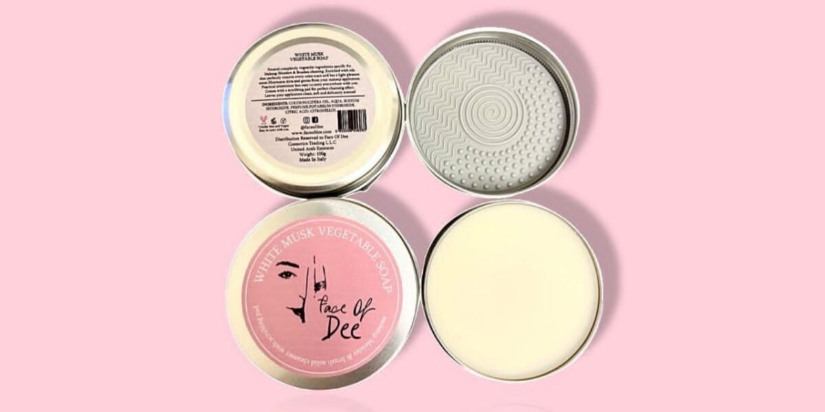 “Face Of Dee” تقدّم الحل لتنظيف فرش و اسفنج المكياج
