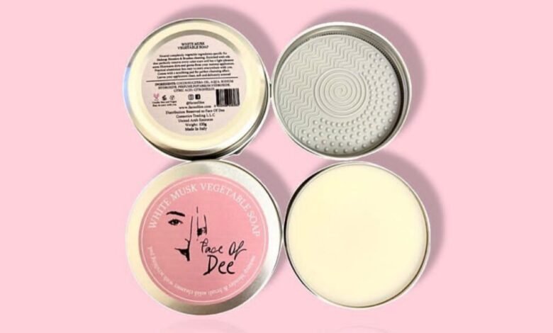 “Face Of Dee” تقدّم الحل لتنظيف فرش و اسفنج المكياج