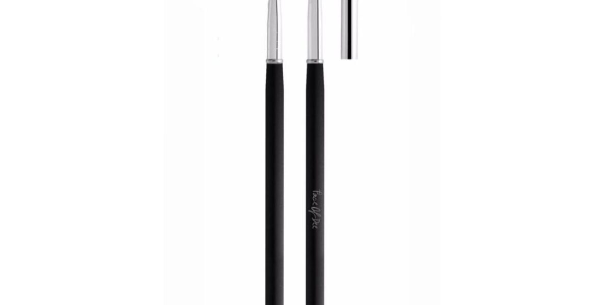 “Tip and Blend Perfect Lips Brush” من “Face of Dee” المنتج الأول في السوق الجمالية