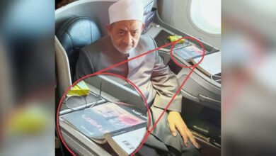 الأزهر يرد على انتقادات لصورة متداولة للإمام الأكبر الشيخ أحمد الطيب بجانبه كتاب “أفول الغرب”