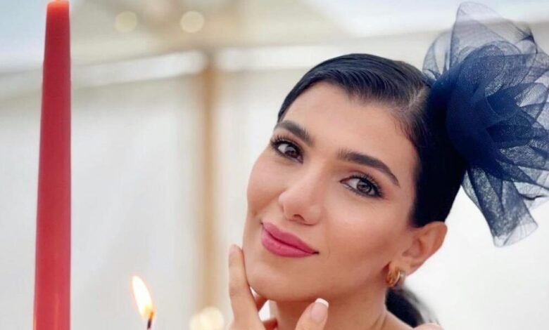الإعلامية أنوار أبو حمدان تلفت الأنظار باعتمارها هذه القبعة!