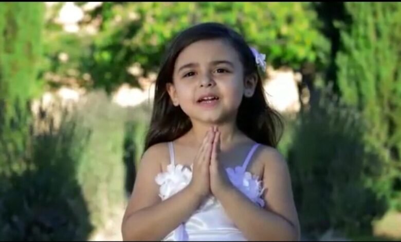 الطفلة يارا دموني ترفع الصلاة للبنان ” يا مريم إمي “