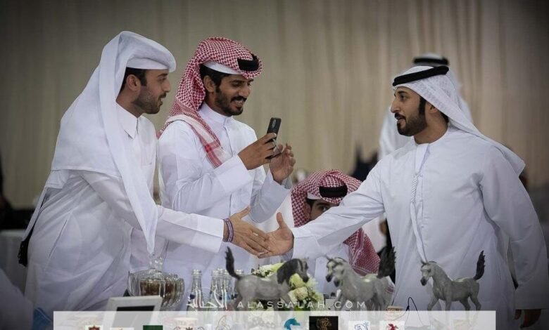 الفارس الشاعر راعي وعد يشعل الحماس في بطولات الخيول العربية للجمال….وأحاديث ولقاءات حول واقع الخيول العربية….