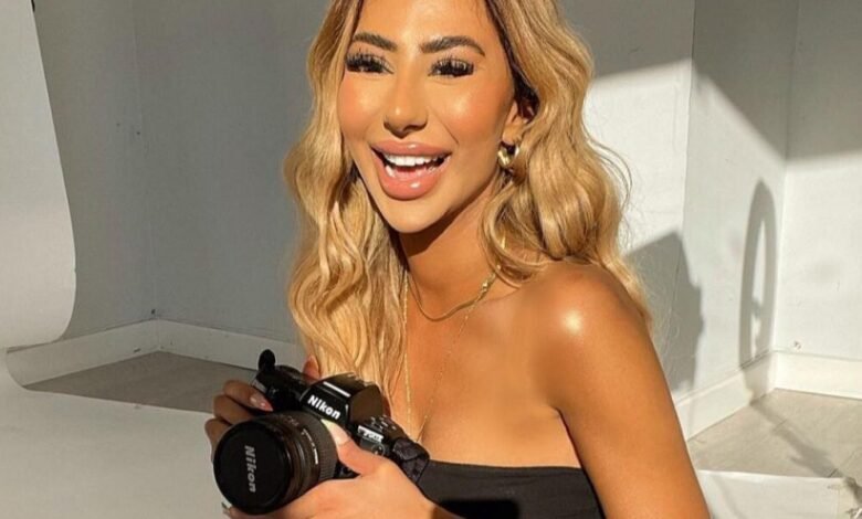 خبيرة المكياج العالمية “جينا بادين/ Gina Badhen” تتألق بمكياج بسيط.. والمتابعون يعلقون!