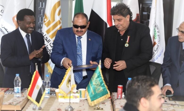د.بسام فرشوخ رئيس الاتحاد العربي لتمنية الصادرات والصناعات الجلدية بالملتقى الاقتصادي بجامعة الدول العربية يقوم بإنجاز صناعي إقتصادي في القاهرة