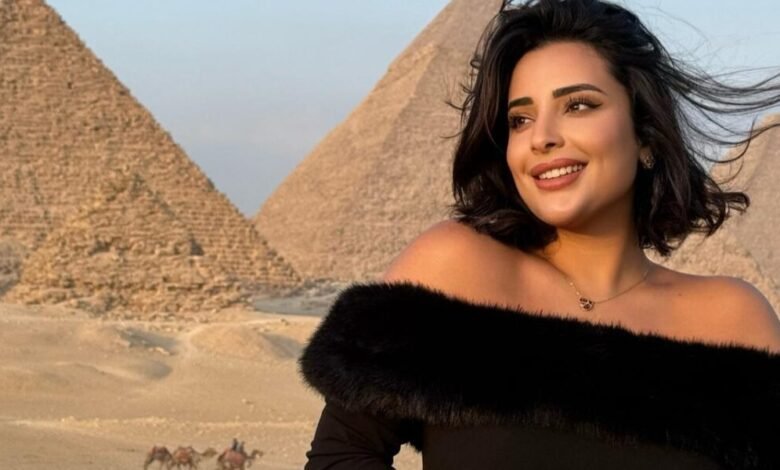 سلمى مبارك … أيقونة الأناقة والسفر في العالم الرقمي