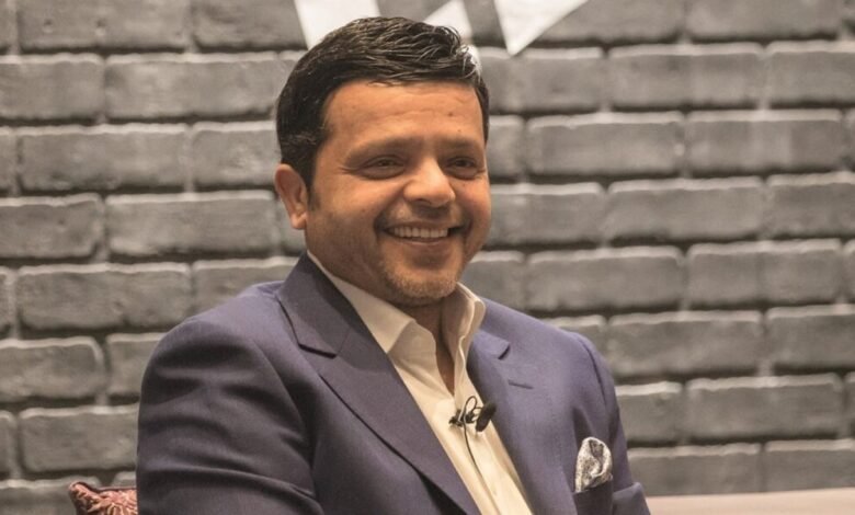 محمد هنيدي يوضح تفاصيل الخلاف المزعوم مع عادل إمام ويؤكد حسن علاقتهما